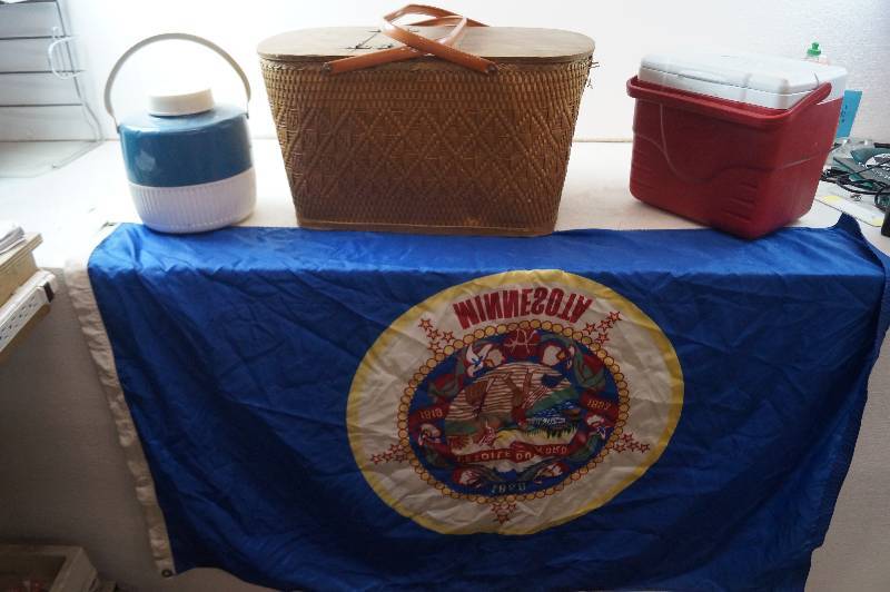 lot 25 image: Vintage Picnic Basket