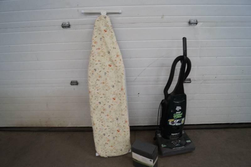 lot 32 image: Vacuum Cleaner