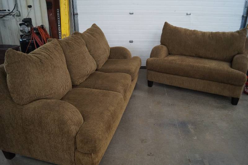 lot 49 image: Sofa & Loveseat