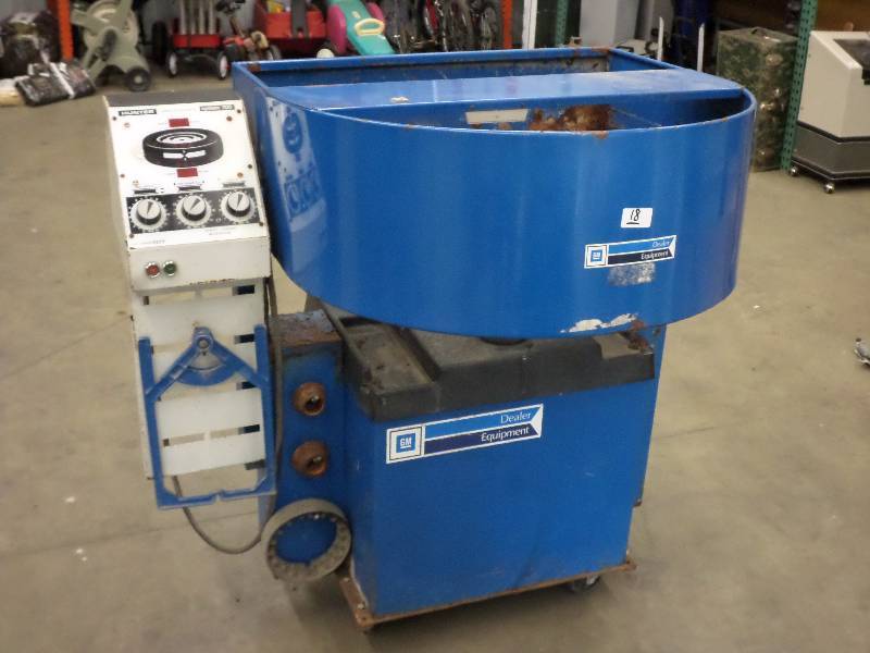 lot 18 image: GM Hunter System 700 Computerized T...
