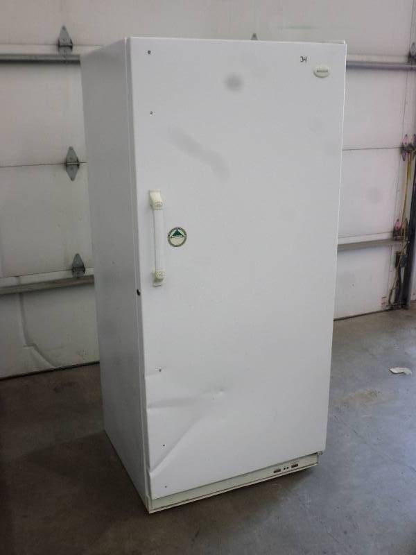 lot 34 image: Frigidaire Frost-Proof Full-Sized U...