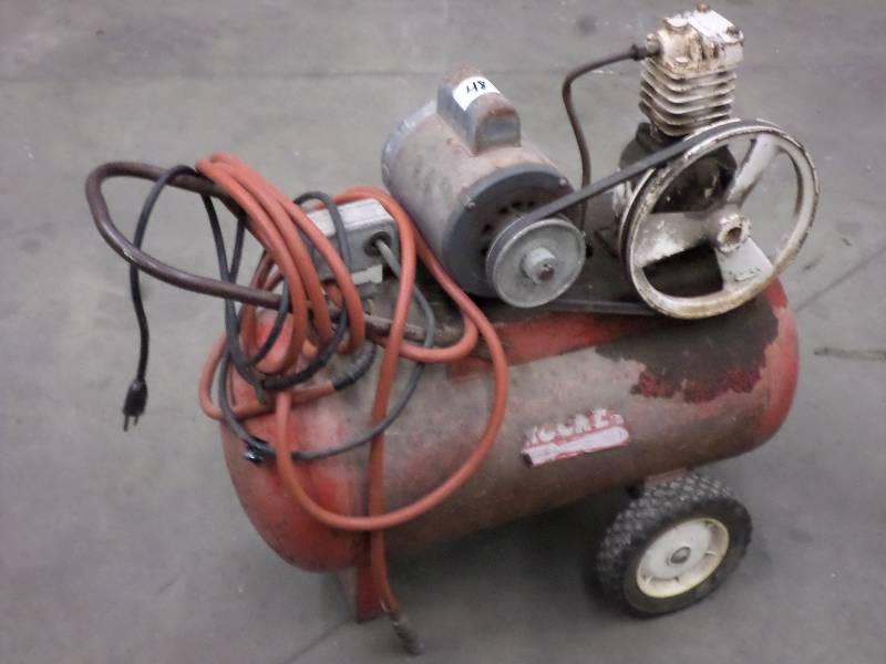 lot 48 image: Rocket 120Volt Electric Air Compres...