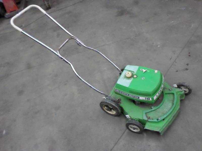 lot 49 image: Lawn Boy 21 Push Mower ...