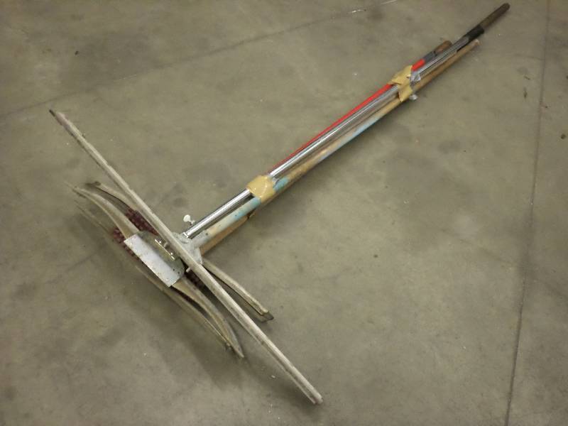 lot 50 image: Bundle Of Hand Tools Floor Squeege...