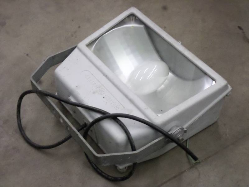 lot 60 image: GE Industrial Light With 600Volt Co...