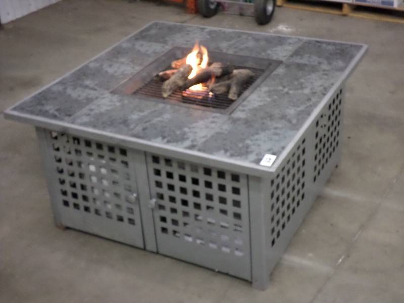 lot 62 image: Nice 4x4 LP-Gas Fire Table, Steel...