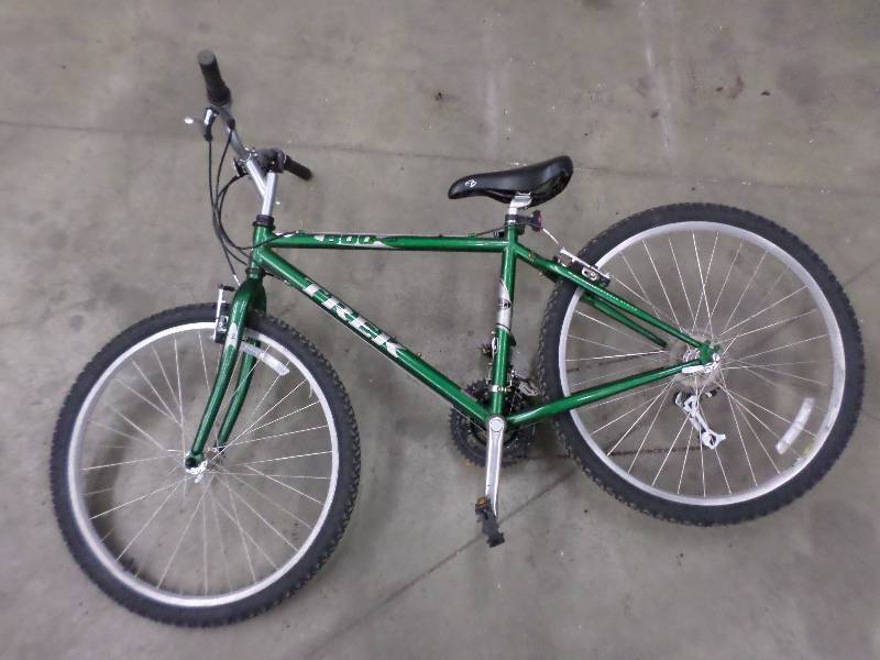 lot 67 image: Trek 800 Sport Bicycle, Good Condit...