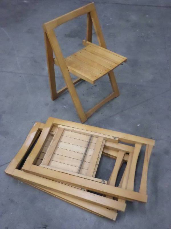 lot 85 image: (4) Folding Wooden Chairs ...