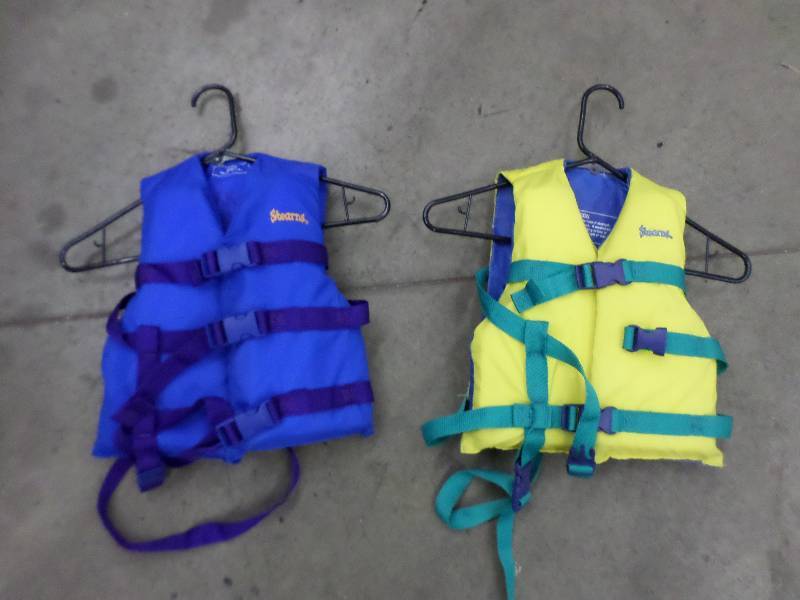lot 86 image: (2) Stearns Jr. 50# Life Vests...