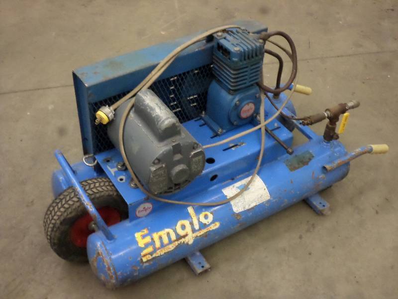 lot 96 image: Emglo 120Volt Twin Tank Electric Ai...