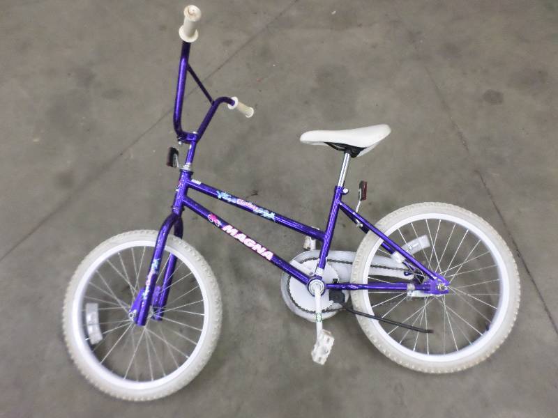 lot 97 image: Magna Charmer Girls Bicycle ...
