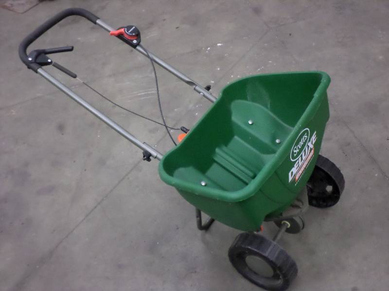 lot 113 image: Scotts Deluxe EdgeGaurd Fertilizer ...