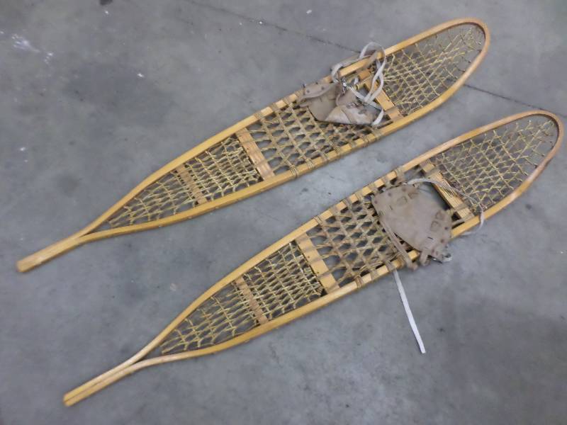 lot 124 image: Set Of 10x58 Viking III Snow Shoes ...