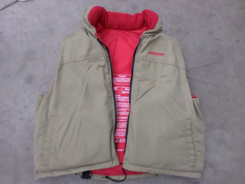 lot 126 image: Stearns Adult Size XL Life Vest ...