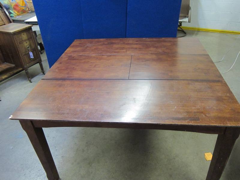 Dining Table w Butterfly Leaf