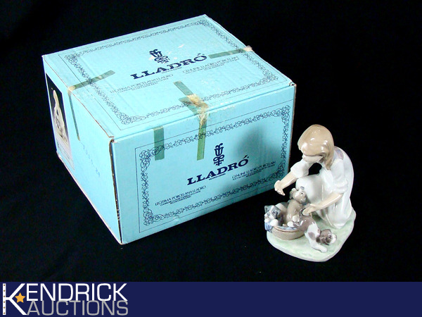 lot 6 image: Retired Mint Condition LLADRO Figurine #5595 Joy in a Basket with Original Box