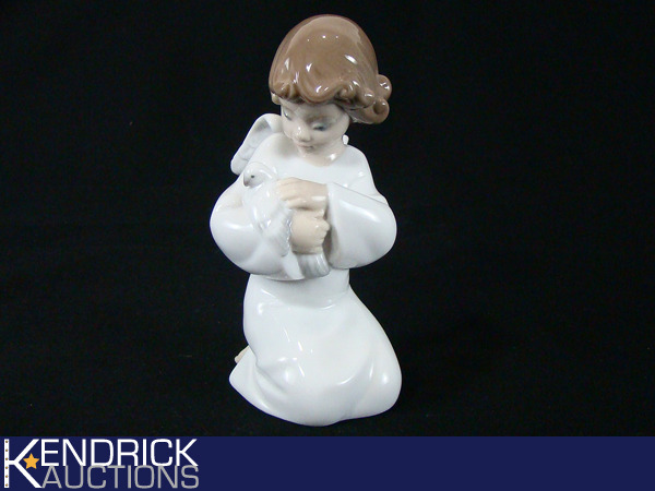 lot 9 image: Mint Condition LLADRO Figurine #8245 Loving Protection