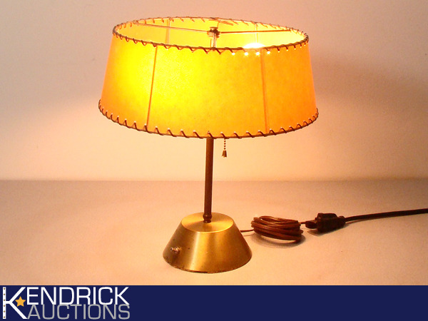 lot 28 image: Vintage 2-Light Brass Table Lamp with Shade