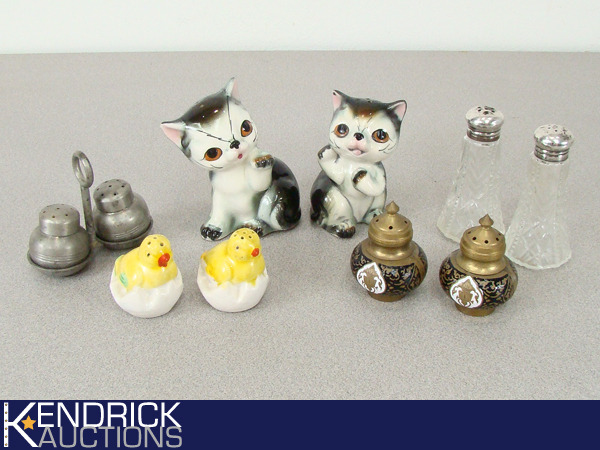 lot 33 image: 5 Sets of Vintage Collectible SaltPepper Shakers
