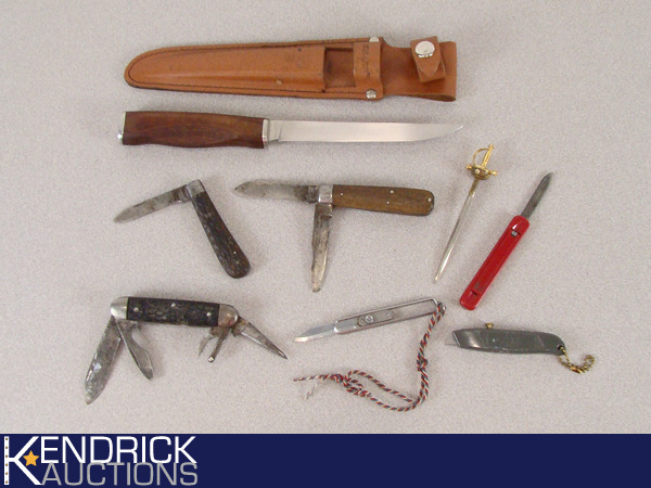 lot 62 image: Lot of 8 Collectible Knives