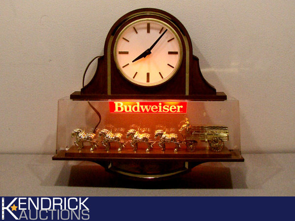 lot 69 image: Vintage Budweiser Beer World Champions Clydesdale Team Bar Light Clock