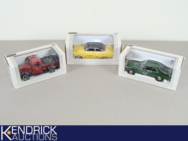 lot 99 image: 3 SpecCast 124 Scale Collectible Jim Beam District Die Cast Banks