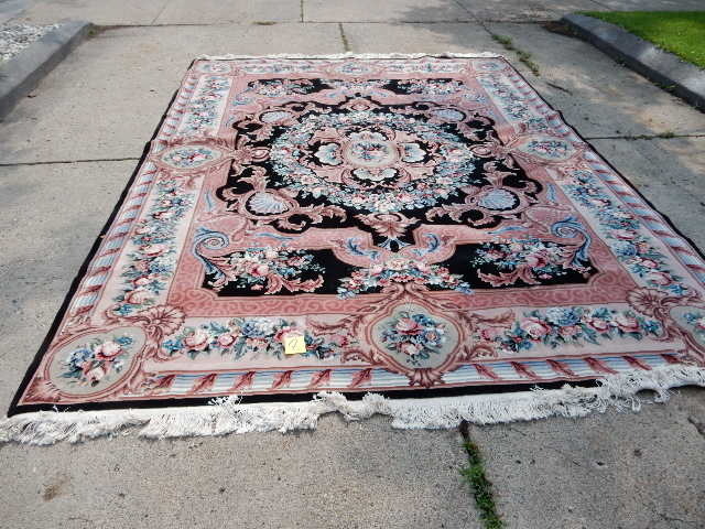 lot 8 image: Nice Oriental type rug..
