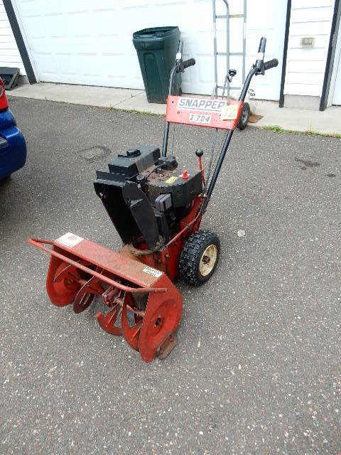 lot 12 image: Snapper, I 724  7 HP Show blower