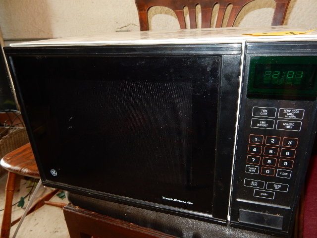 lot 21 image: GE Microwave with Turntable