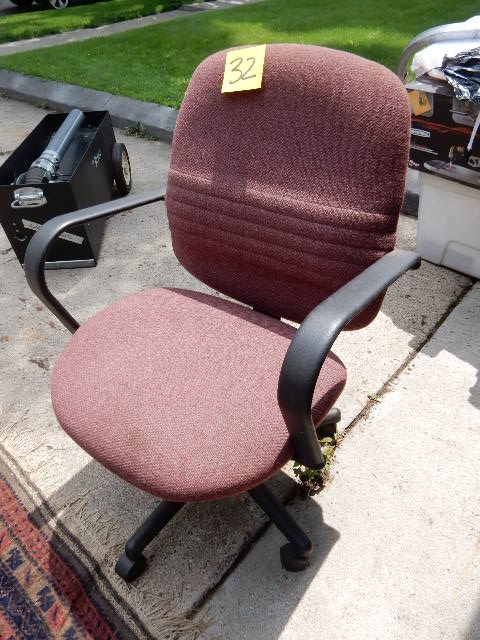 lot 32 image: Office Chair