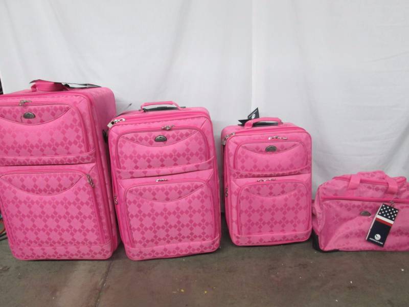 lot 35 image: American Flyer Argyle Jacquard Luggage Set