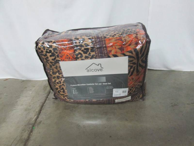 lot 68 image: Alcove Wild Life Comforter Set - Full