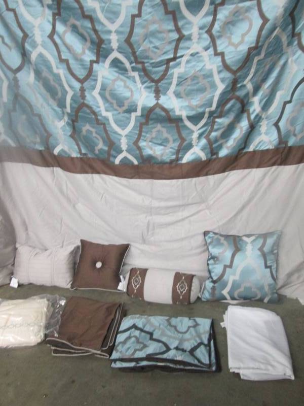 lot 64 image: McLeland Design Chique 16-pc. Bedroom Set - Queen