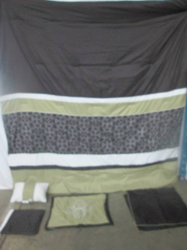 lot 67 image: McLeland Design Claire Comforter Set - Queen