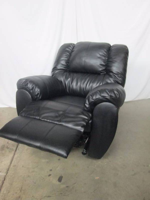 lot 3 image: Ashley Dylan Rocker Recliner