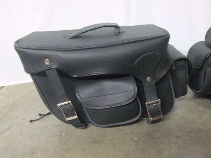 lot 46 image: Milwaukee Leather Throw-Over Saddlebag