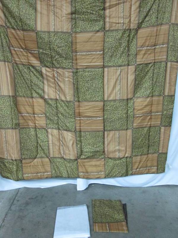 lot 84 image: Alcove Jackson Square Comforter Set - Queen