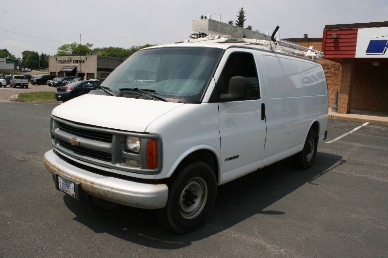 lot 3 image: 2000 CHEVROLET EXPRESS G3500 VIN1GCHG35R9Y1215759 YAJ0915 License Plate 249153 Mileage.