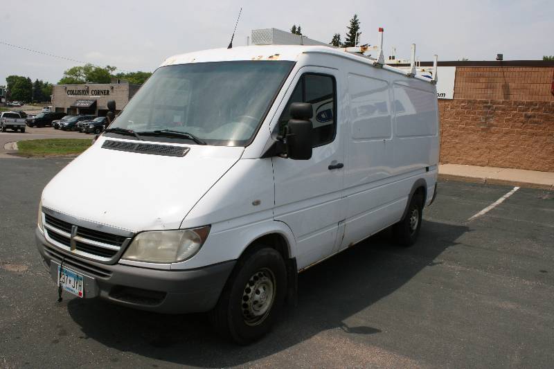 lot 2 image: 2004 DODGE SPRINTER 2500 Utility Van VINWD2PD644245699500 219,964 Mileage 237 JYH License Plate.