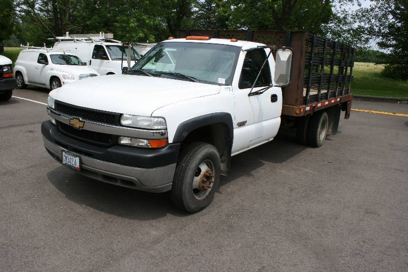 lot 5 image: 2002 CHEVROLET SILVERADO C3500 Mileage 263132 VIN1GBJC34122F149711 M3424 Licesnse Plate Flat Bed Attachment, Duallys, And Side Rails Wooden Deck.