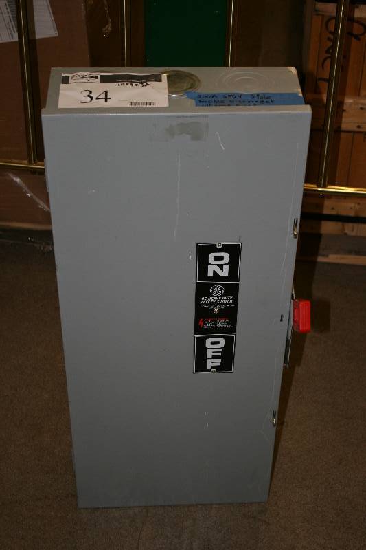 lot 34 image: General Electric Safety Switch 200A250V3 PoleFusible Disconnect w200A Fuses 14 x 9 x 32.