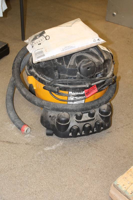 lot 67 image: Shop Vac 8 Gal WetDry Shop Vac 3.5HP Model87L350 wCord & Extra Bag.
