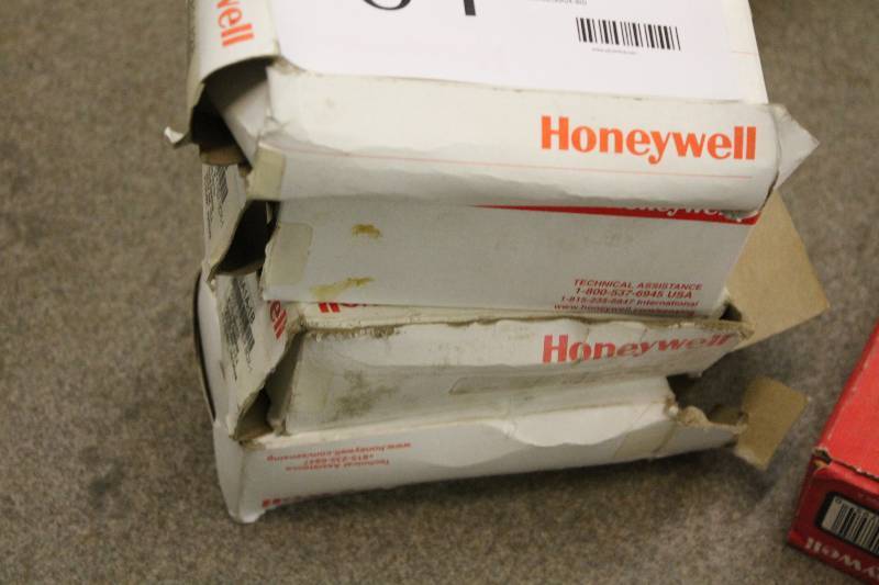 lot 84 image: Box Lot of (4) Honeywell Micro Switch GLAA01A2A.