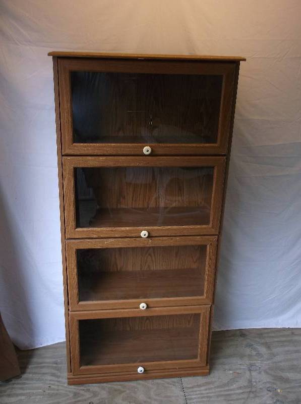 lot 7 image: Bookcase