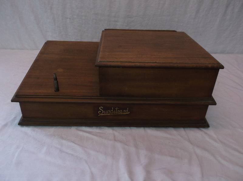 lot 9 image: AntiqueVintage