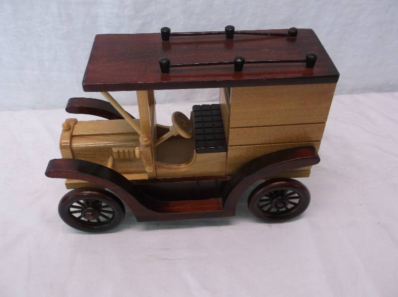 lot 11 image: Collectible