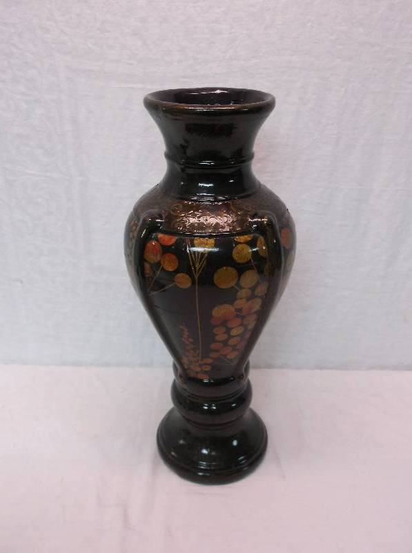 lot 25 image: Vase