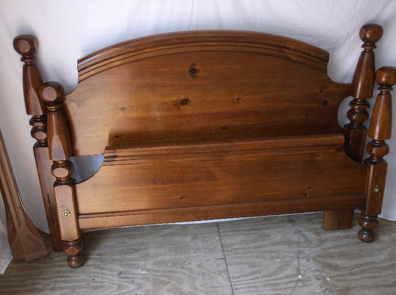 lot 37 image: Queen bed
