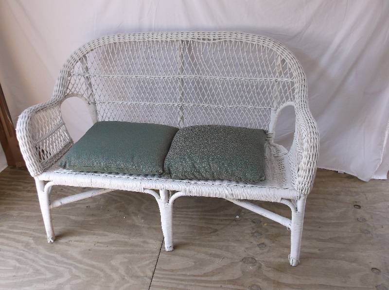 lot 38 image: Wicker bench