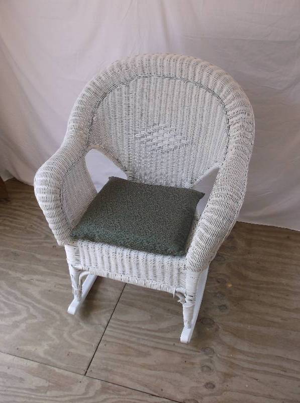 lot 39 image: Wicker chair